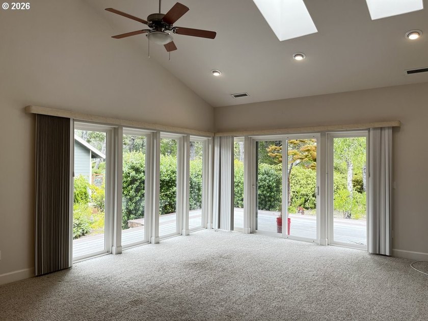 Welcome to this beautifully maintained 3-bedroom, 2.5-bath home - photo 20