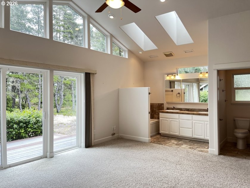 Welcome to this beautifully maintained 3-bedroom, 2.5-bath home - photo 31