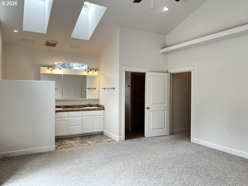 Welcome to this beautifully maintained 3-bedroom, 2.5-bath home - photo 32