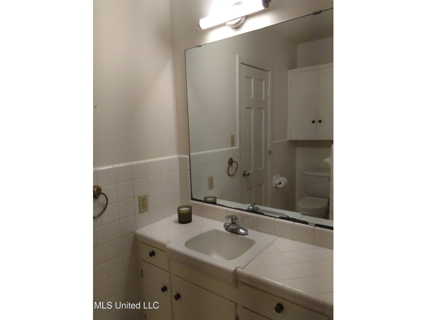 Three Bedroom Three and a Half Bath Great Family Neighborhood - photo 34