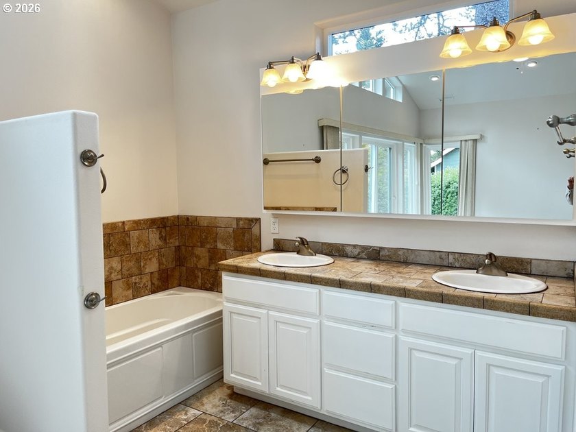 Welcome to this beautifully maintained 3-bedroom, 2.5-bath home - photo 34