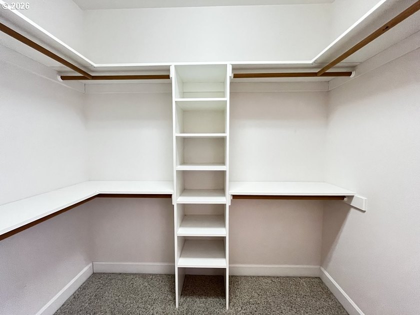 Welcome to this beautifully maintained 3-bedroom, 2.5-bath home - photo 38