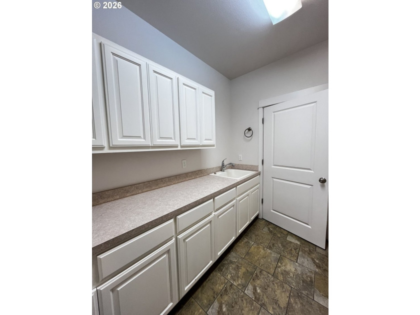 Welcome to this beautifully maintained 3-bedroom, 2.5-bath home - photo 40