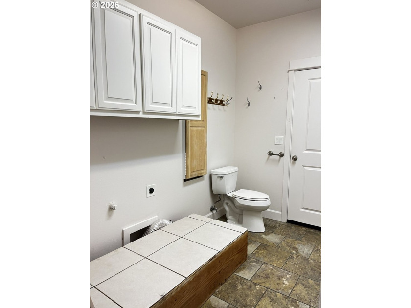 Welcome to this beautifully maintained 3-bedroom, 2.5-bath home - photo 41