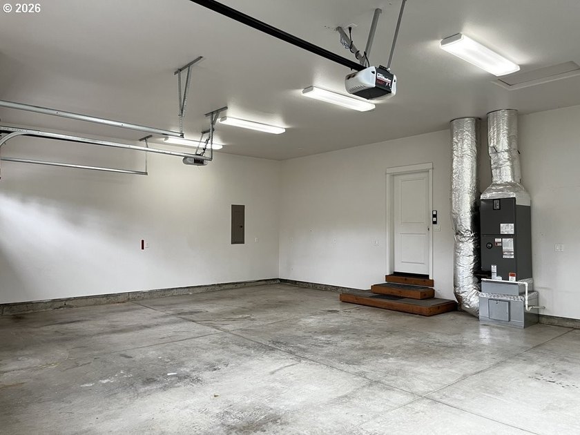 Welcome to this beautifully maintained 3-bedroom, 2.5-bath home - photo 42