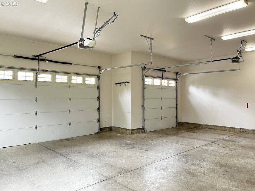 Welcome to this beautifully maintained 3-bedroom, 2.5-bath home - photo 43