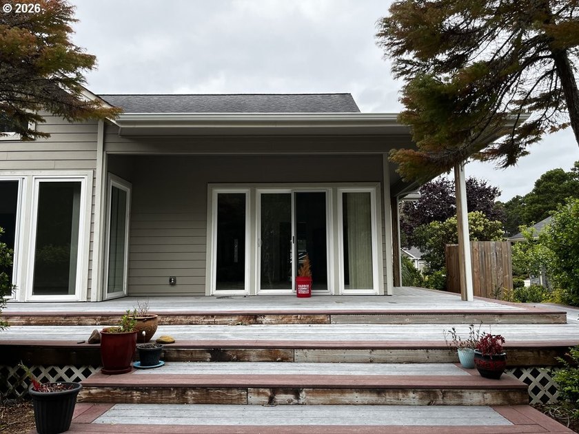 Welcome to this beautifully maintained 3-bedroom, 2.5-bath home - photo 45