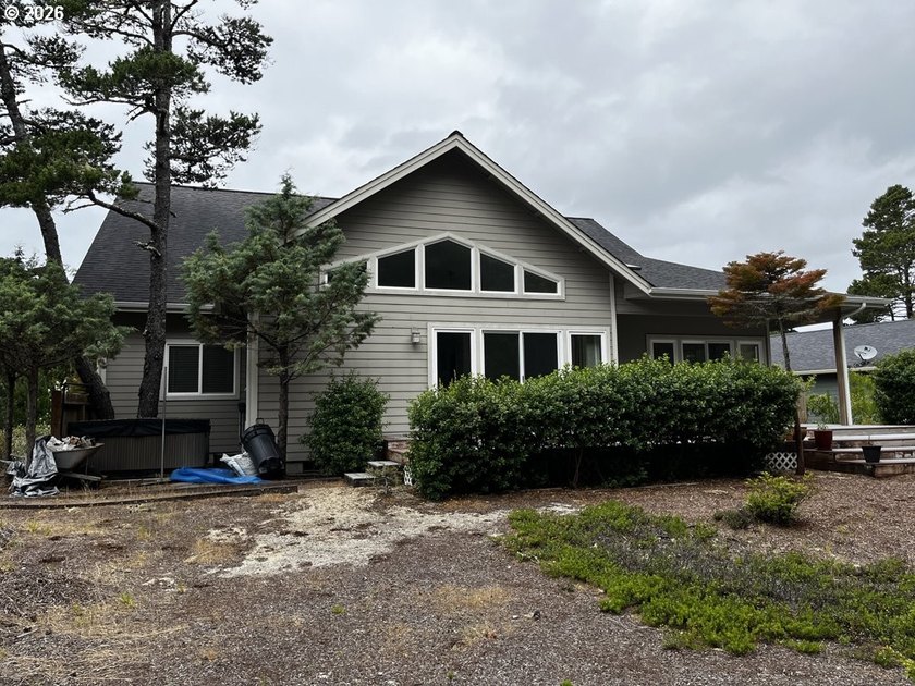 Welcome to this beautifully maintained 3-bedroom, 2.5-bath home - photo 46