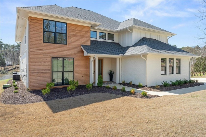 Stunning new construction, PRICED UNDER APPRAISAL, directly on - photo 4