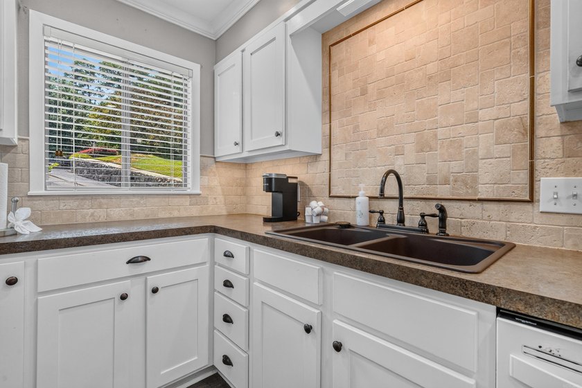 Lake Hamilton living has never been easier! Welcome to the gated - photo 11