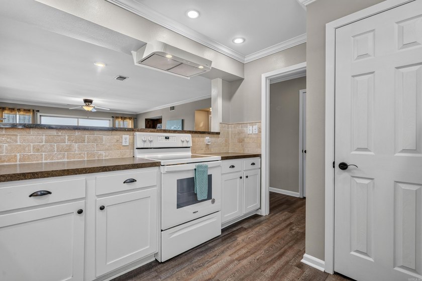 Lake Hamilton living has never been easier! Welcome to the gated - photo 12