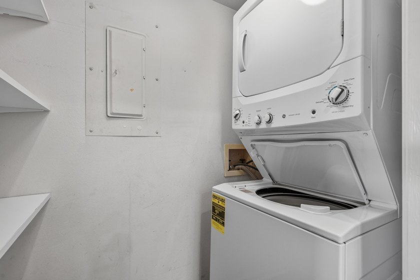 Lake Hamilton living has never been easier! Welcome to the gated - photo 13