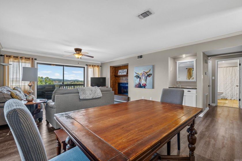 Lake Hamilton living has never been easier! Welcome to the gated - photo 17
