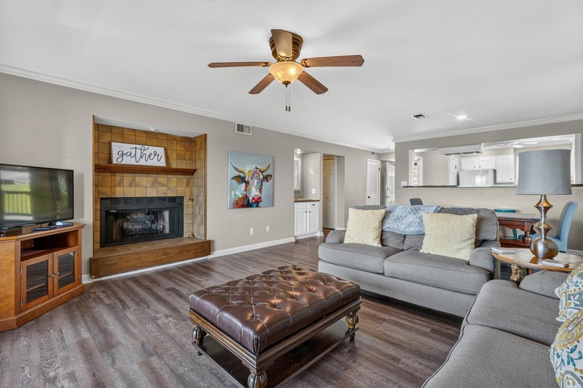 Lake Hamilton living has never been easier! Welcome to the gated - photo 21