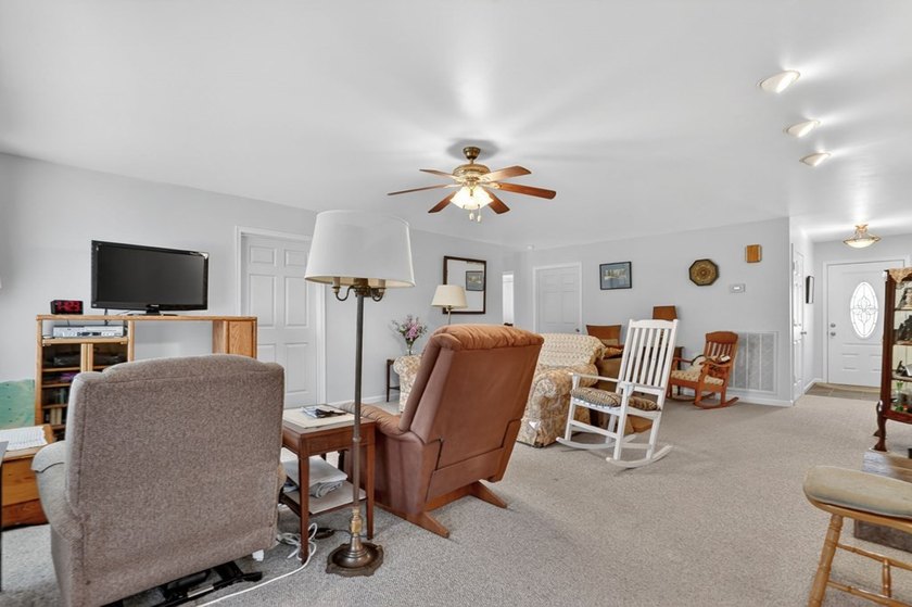 2/215 Well maintained Rancher overlooking the 8th Fairway - photo 7