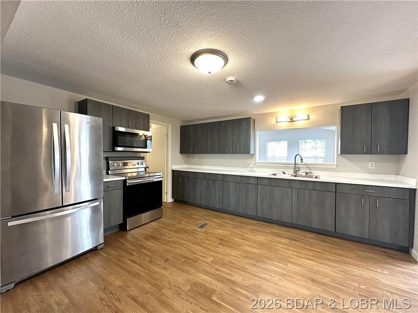 Welcome home to this beautifully remodeled 3-bed, 2-bath home in - photo 11