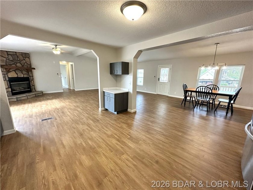 Welcome home to this beautifully remodeled 3-bed, 2-bath home in - photo 12