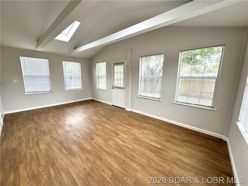 Welcome home to this beautifully remodeled 3-bed, 2-bath home in - photo 15