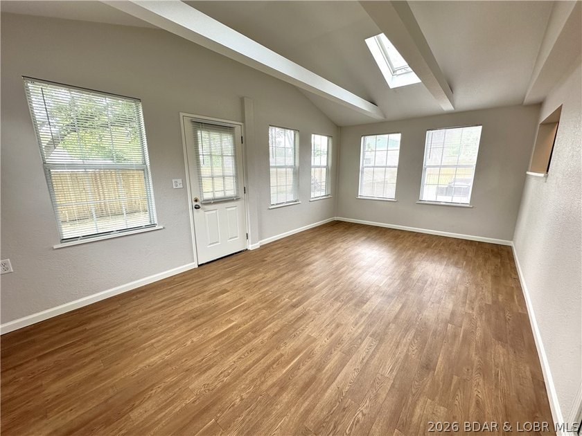 Welcome home to this beautifully remodeled 3-bed, 2-bath home in - photo 18
