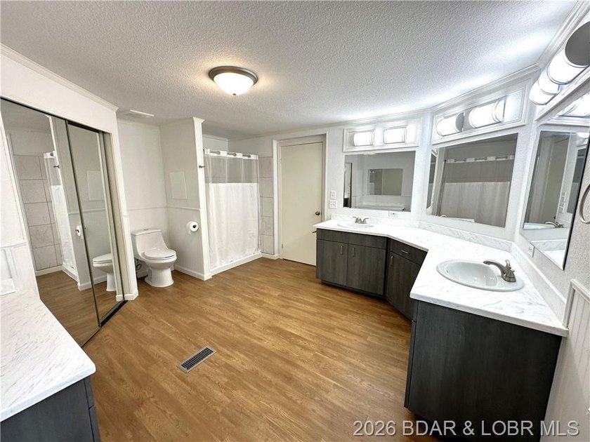 Welcome home to this beautifully remodeled 3-bed, 2-bath home in - photo 19