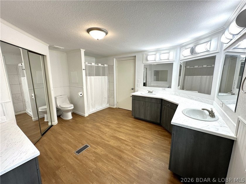 Welcome home to this beautifully remodeled 3-bed, 2-bath home in - photo 22