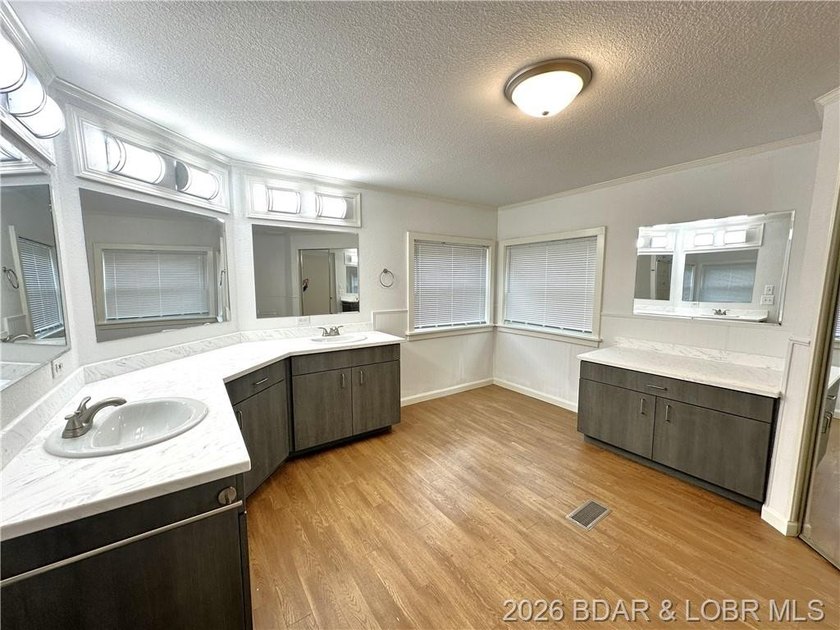 Welcome home to this beautifully remodeled 3-bed, 2-bath home in - photo 23