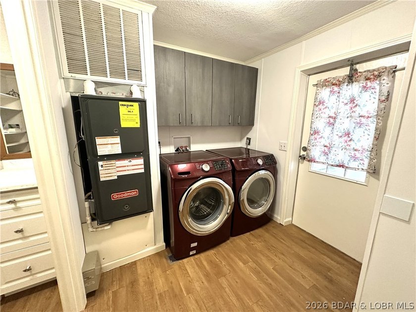 Welcome home to this beautifully remodeled 3-bed, 2-bath home in - photo 27