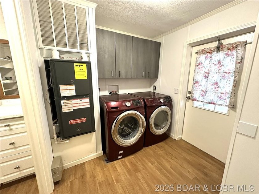 Welcome home to this beautifully remodeled 3-bed, 2-bath home in - photo 27