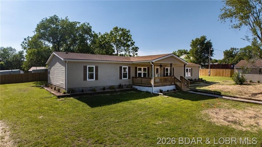 Welcome home to this beautifully remodeled 3-bed, 2-bath home in - photo 29