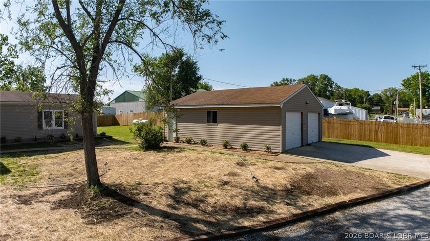 Welcome home to this beautifully remodeled 3-bed, 2-bath home in - photo 30