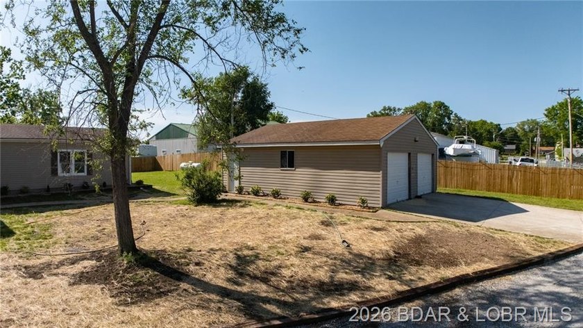 Welcome home to this beautifully remodeled 3-bed, 2-bath home in - photo 30