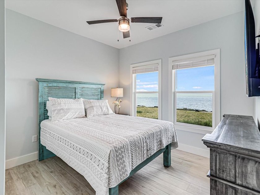 This waterfront home is the perfect Vacation House or Short Term - photo 30