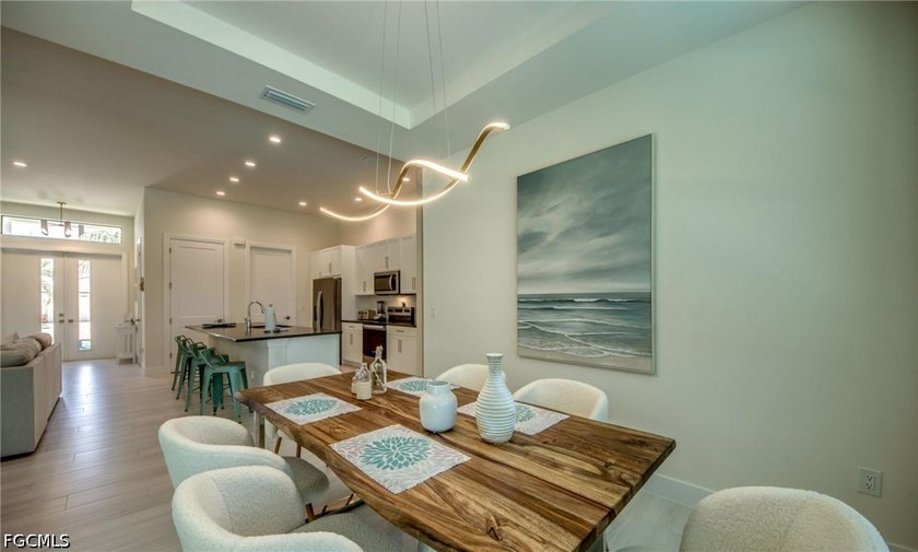 Turnkey pool home with western rear exposure, offering stunning - photo 11