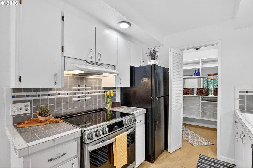 Light-Filled Condo with Expansive Balcony &amp; Exceptional - photo 14