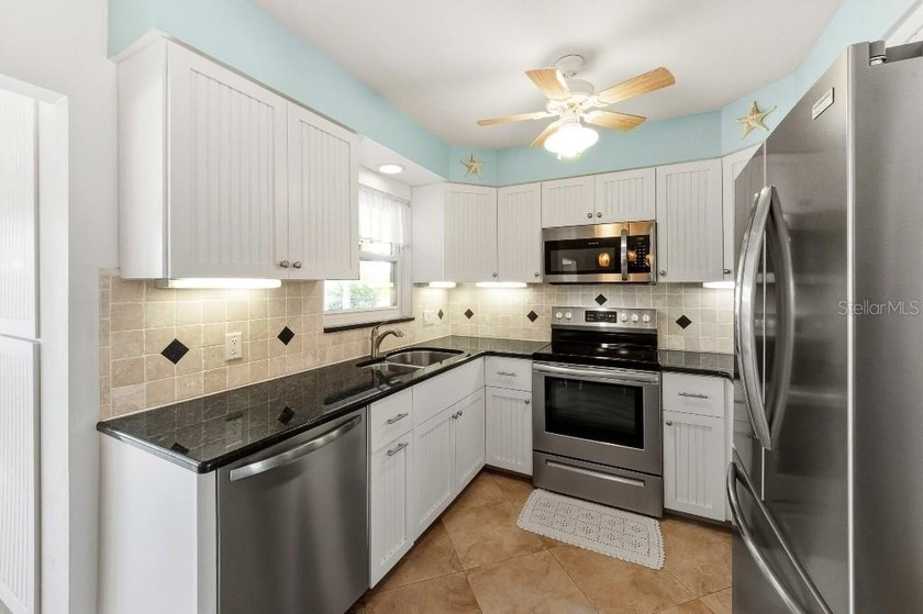 Welcome to your slice of island living in the heart of Holmes - photo 6
