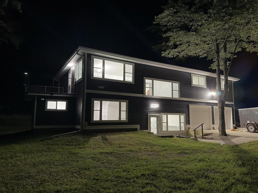 Beautifully renovated 4-bedroom, 2.5-bath home on 1.38 acres - photo 10