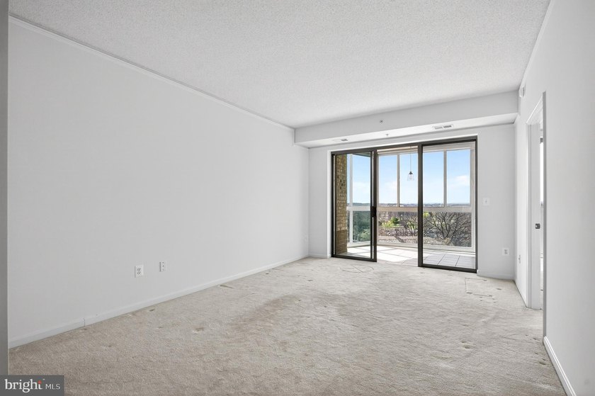 GREAT NEW PRICE on this freshly painted top floor unit with - photo 11