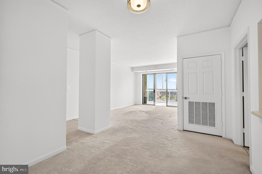 GREAT NEW PRICE on this freshly painted top floor unit with - photo 16