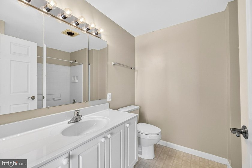 GREAT NEW PRICE on this freshly painted top floor unit with - photo 23