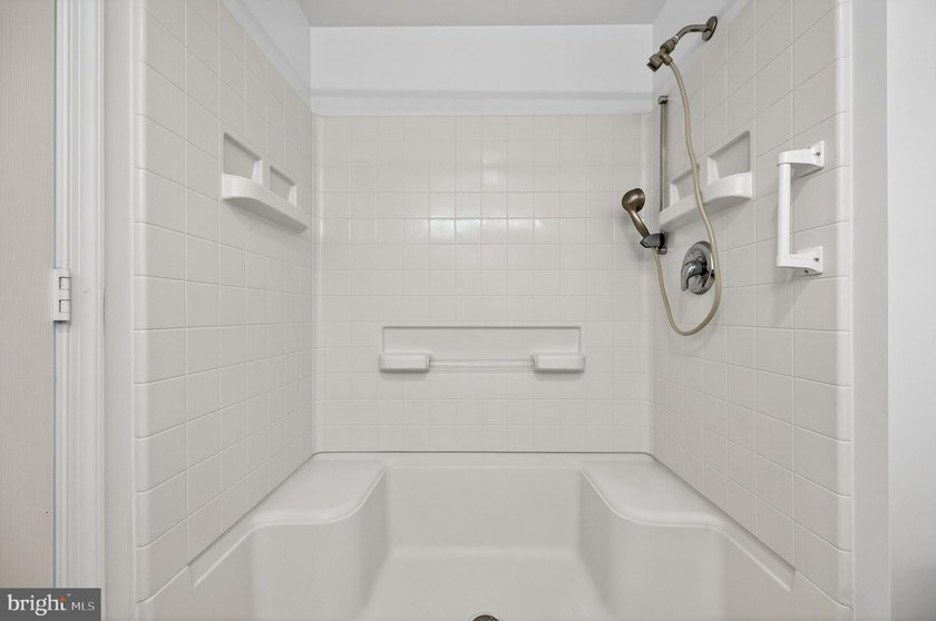 GREAT NEW PRICE on this freshly painted top floor unit with - photo 32