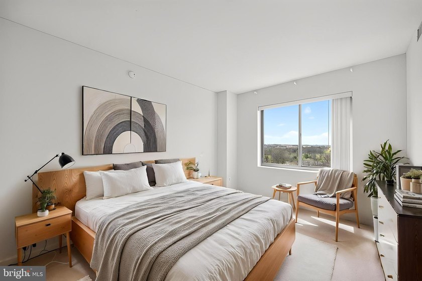 GREAT NEW PRICE on this freshly painted top floor unit with - photo 34