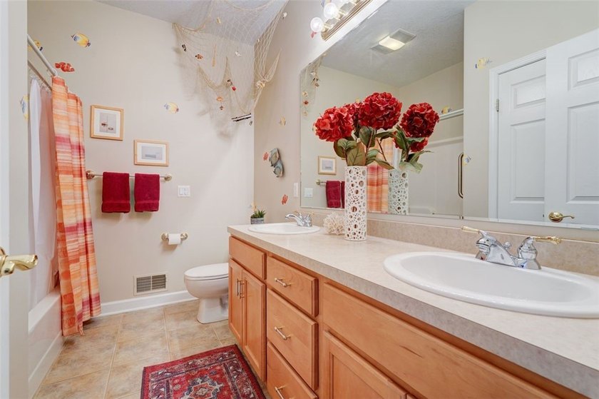 Impeccably maintained and thoughtfully designed, this spacious - photo 36