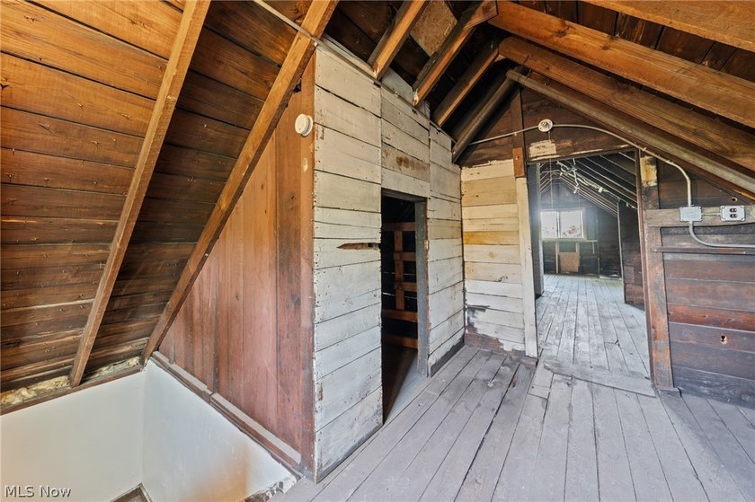 Welcome to this beautifully renovated, move-in-ready 5-bedroom - photo 36