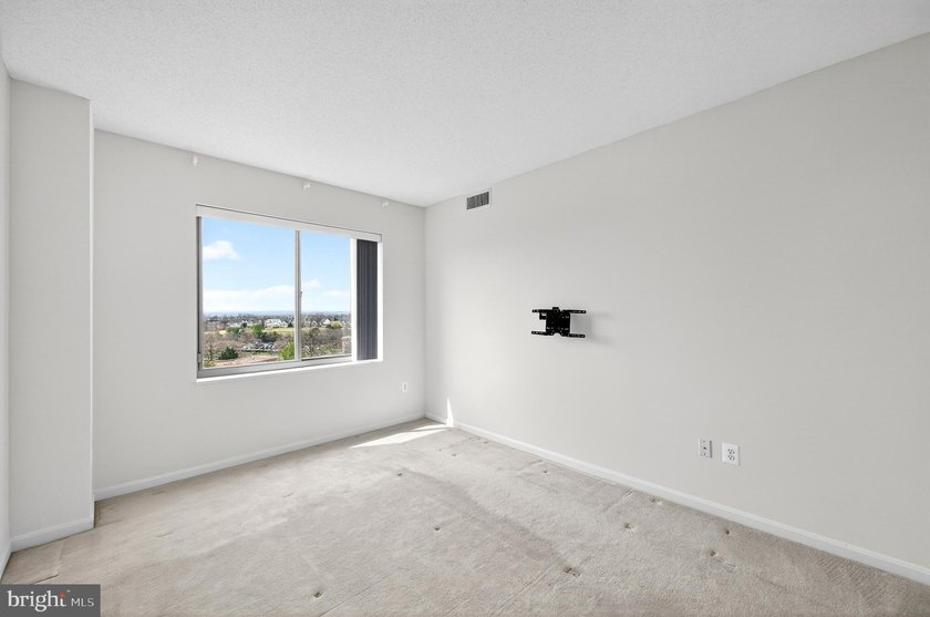 GREAT NEW PRICE on this freshly painted top floor unit with - photo 36