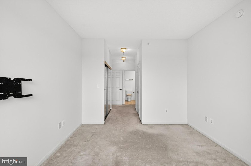 GREAT NEW PRICE on this freshly painted top floor unit with - photo 37