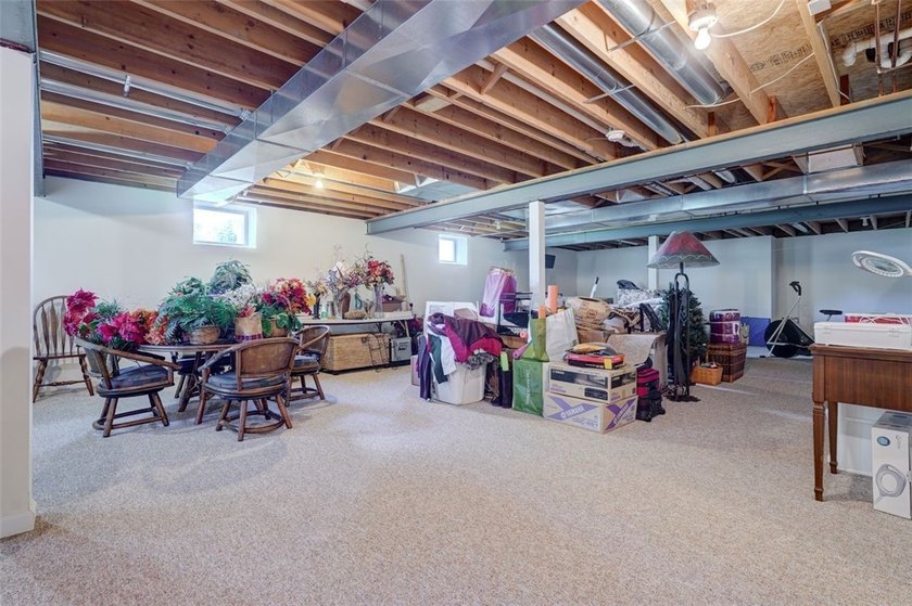 Impeccably maintained and thoughtfully designed, this spacious - photo 39