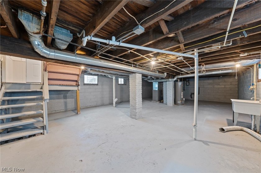 Welcome to this beautifully renovated, move-in-ready 5-bedroom - photo 39