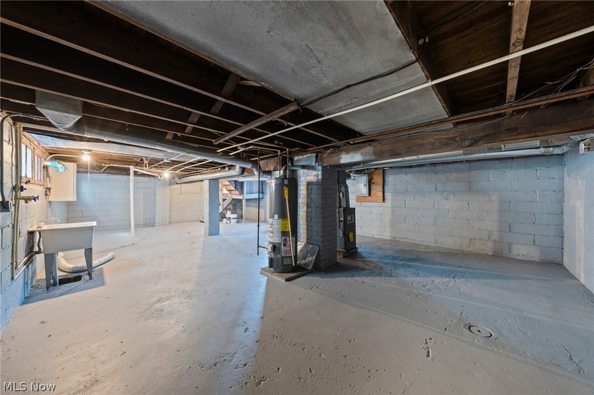 Welcome to this beautifully renovated, move-in-ready 5-bedroom - photo 40