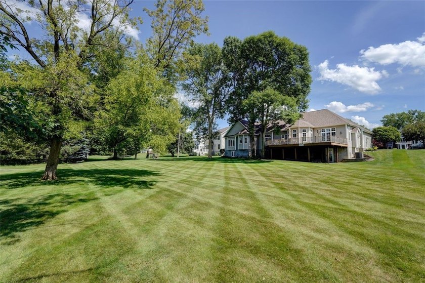 Impeccably maintained and thoughtfully designed, this spacious - photo 43