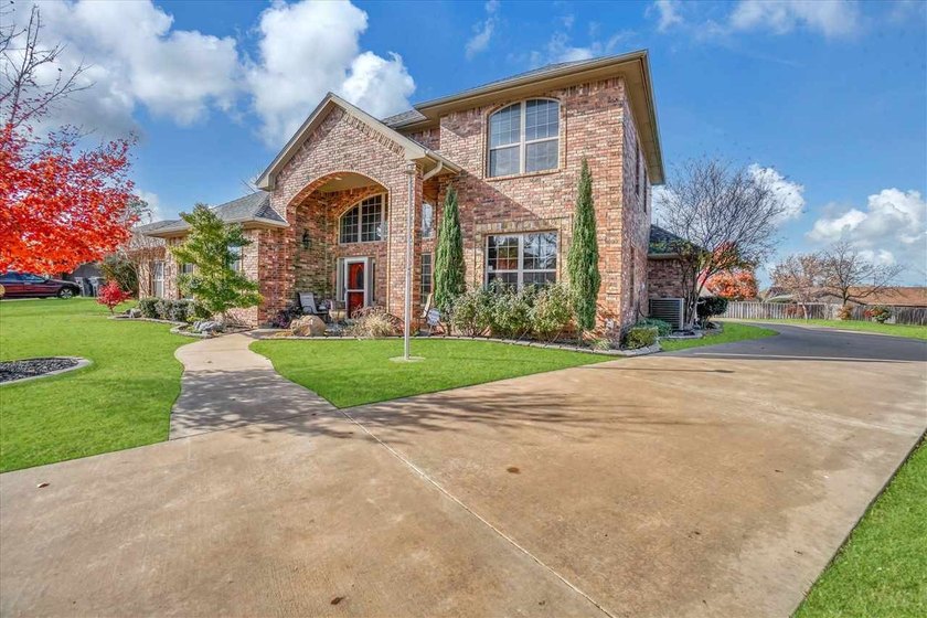 Absolutely beautiful custom built one owner home in great - photo 2